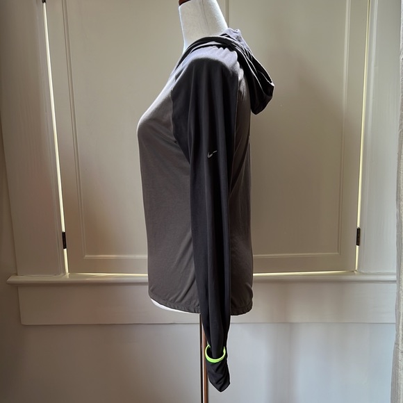 Nike Dri-Fit Hooded Long Sleeve Tee Size Small - Picture 3 of 16